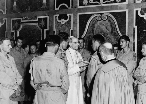 Members_of_the_Royal_22e_Regiment_in_audience_with_Pope_Pius_XII.jpg