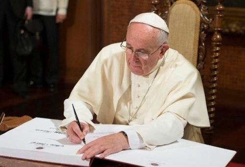 Le-pape-signe-le-decret.jpg