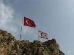 drapeaux-turcs-au-bout-du-karpas-chypre.jpg
